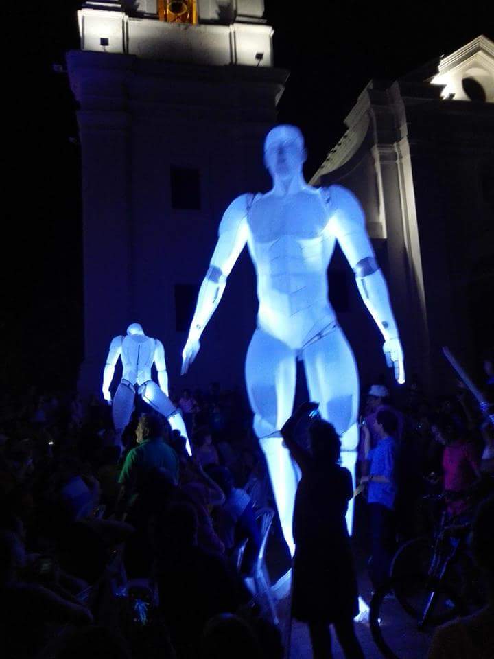 circo-up-pasacalles-HUMANOID